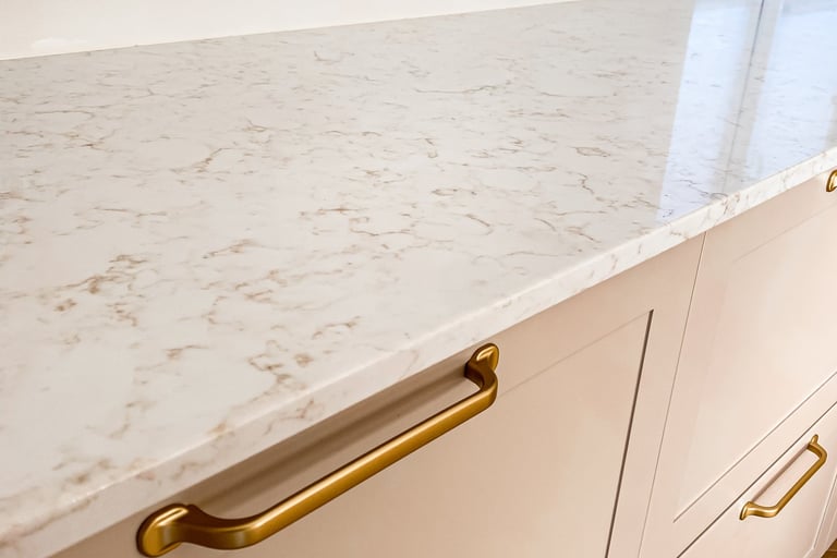 "kreminės spalvos su rusvomis detalėmis kvarco plokštė"