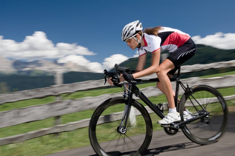 Cycliste sur une route de montagne dans les Pyrénées près de Foix, montée vers le Prat d’Albis