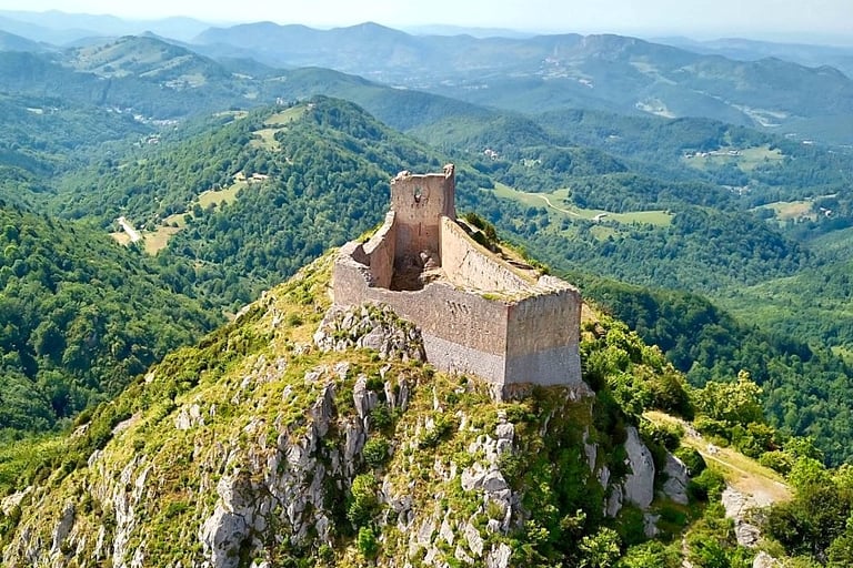 Château de Montségur au sommet de la montagne, dans les Pyrénées avec vue sur l’Ariège, près de Foix