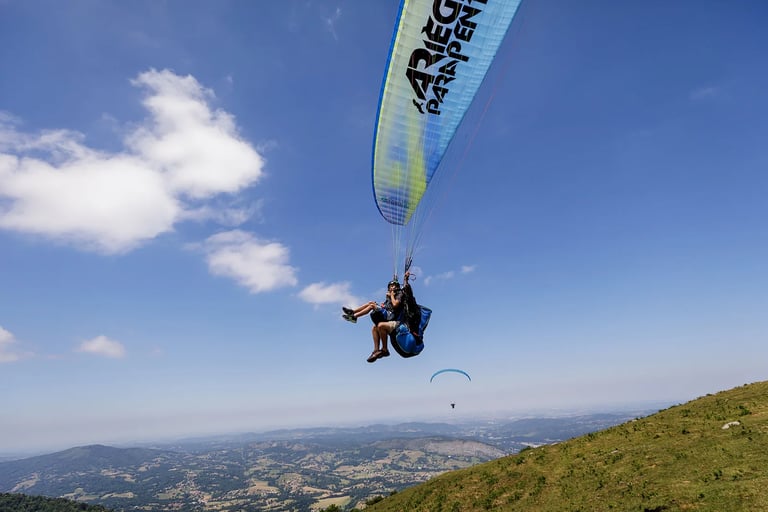 Parapente boven de Pyreneeën nabij Foix, uitzicht over de bergen bij gîte Parmi les Nuages