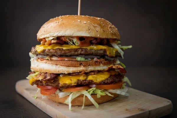 AI obrađena fotografija burgera prilagođena za digitalni marketing i oglašavanje restorana