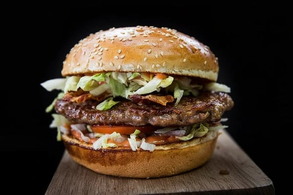 AI obrađena fotografija hamburgera kao samostalnog proizvoda, prilagođena za digitalni marketing i oglašavanje