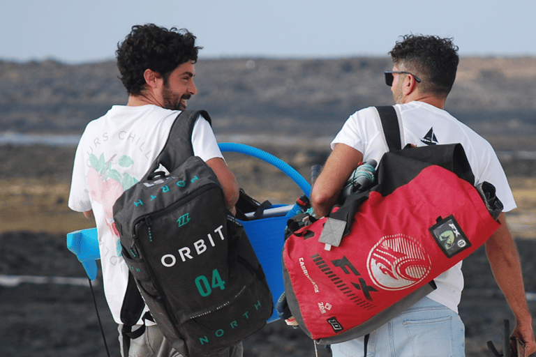 El instructor de camino a la clase de arena