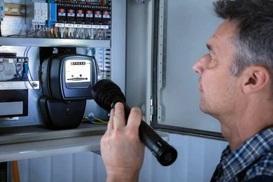 Electricien dépanneur devant un compteur électrique