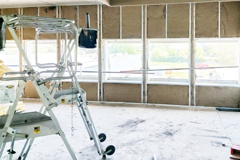 alt="Pose d’isolation en doublage intérieur pour la rénovation du siège Natran à Saint-Herblain"