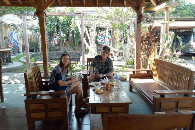 мужчина и женщина сидят за столом с напитками, наслаждаясь моментом в Sunrise Lodge & Lounge