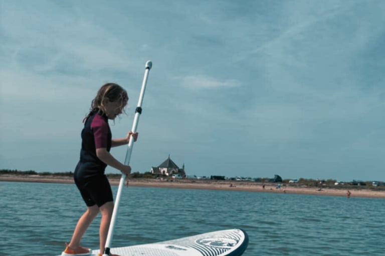Enfants sur paddle devant la chapelle de Penvins, à proximité du camping La Grée