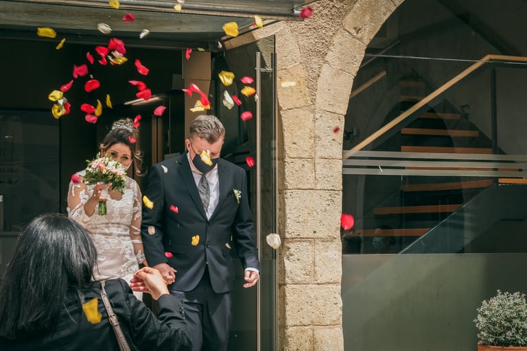 Boda civil en ciudad, reportaje urbano estilo fotoperiodismo por Ángel Fábregas.