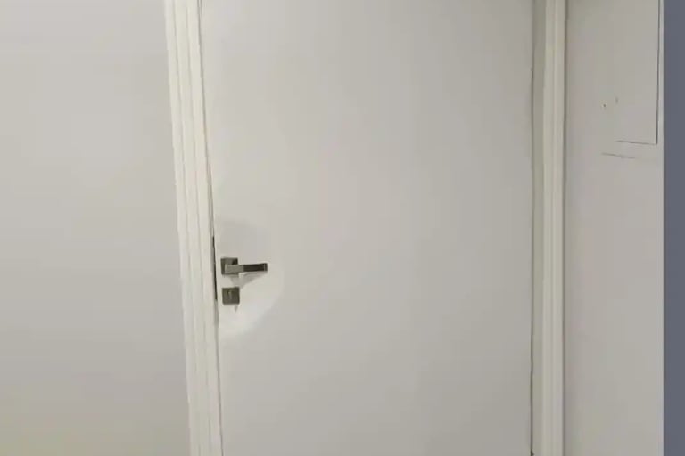 الباب يدخل صوت