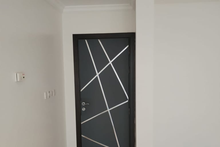 باب غرفة نوم بعد معالجة دخول الصوت