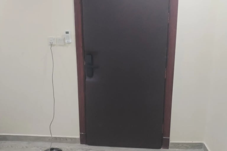 شريط عزل صوتي مثبت على حواف الباب