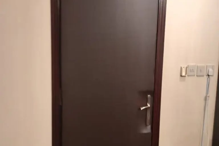 فني متخصص في عزل الصوت للباب القطيف 9