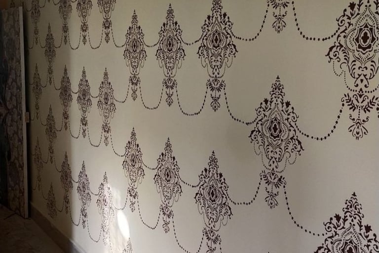 ورق جدران تحت الدرج الخبر