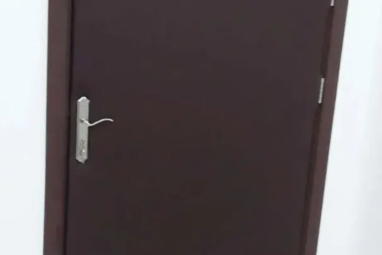 باب عازل لصوت الدمام