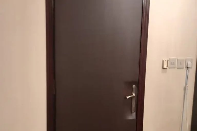 فني متخصص في عزل الصوت للباب القطيف