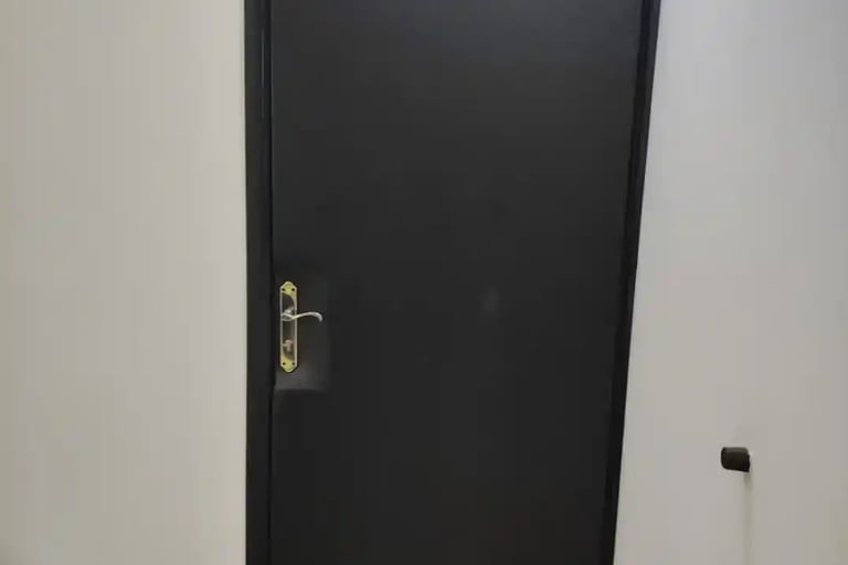 تقليل الضجيج من الباب داخل شقة سكنية
