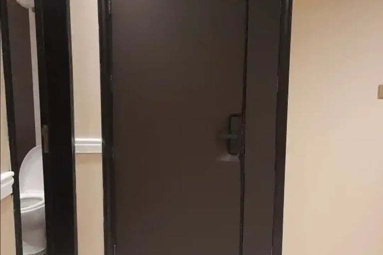 باب مجلس مع نظام كتم صوت فعال