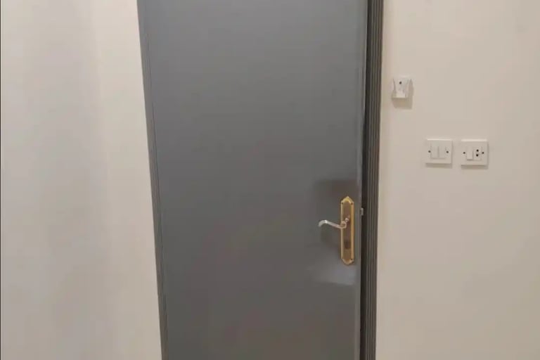 تقليل انتقال الصوت عبر الأبواب