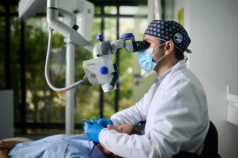 Procedimiento clínico de periodoncia realizado con magnificación y tecnología avanzada