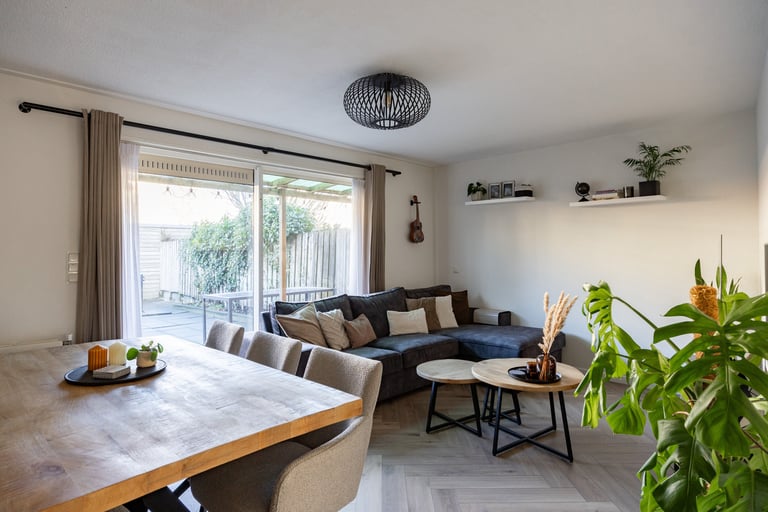 Woonkamer met eettafel en bank gefotografeerd voor vastgoedadvertentie