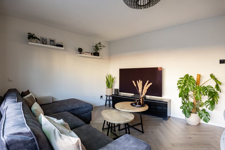 Overzichtsfoto van ruime zithoek met hoekbank voor woningpresentatie