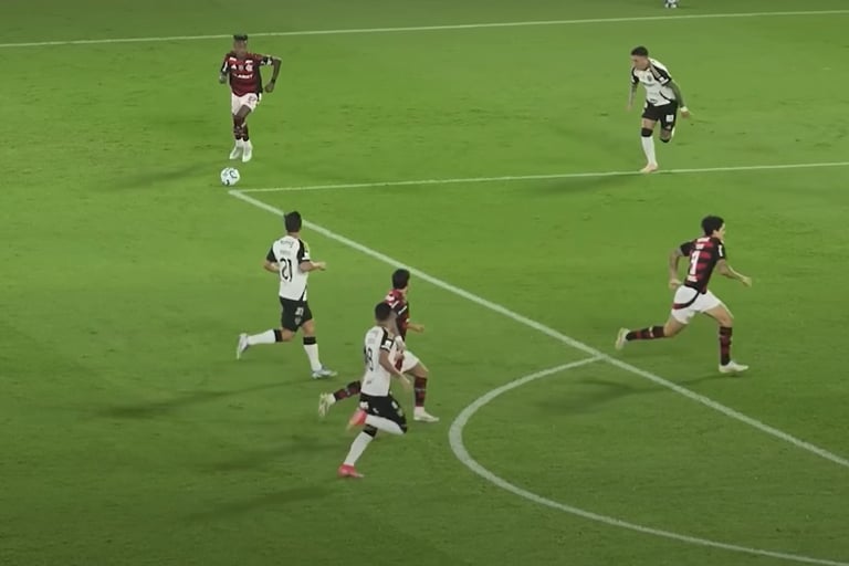 Bruno Henrique em ataque do Flamengo x Atlético MG