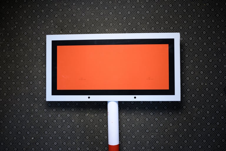 Raudonas stačiakampis skydas