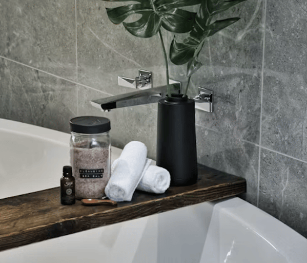 Porte savon sur une baignoire îlot