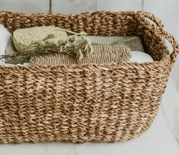 Panier en fibres naturelles pour ranger les serviettes de bain