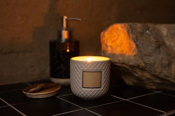 bougies en ceramique, carrelage foncé, ,tons neutres dans salle de bain