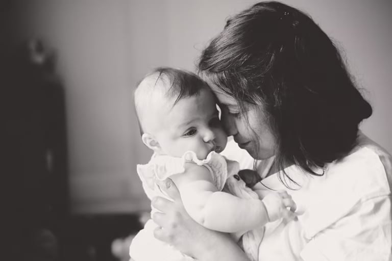 jeune bebe porté par sa maman