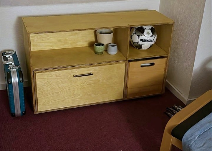 Individuelle Kommode aus Multiplex in einem WG Zimmer in der Ecke