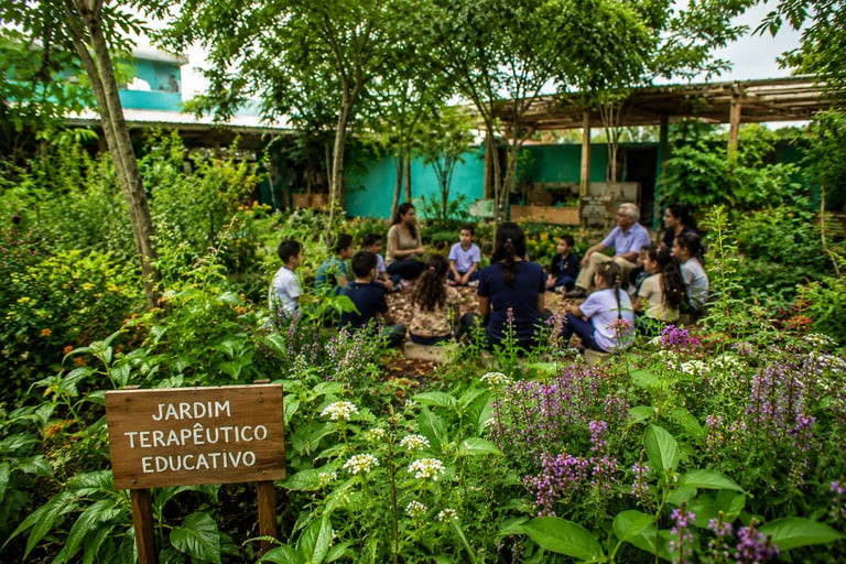 cena de um jardim terapêutico educativo implantado junto ao pátio de uma escola