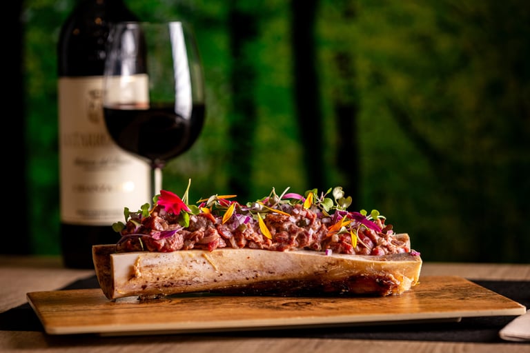 steak tartar de vaca madurada sobre huesso de tuetano