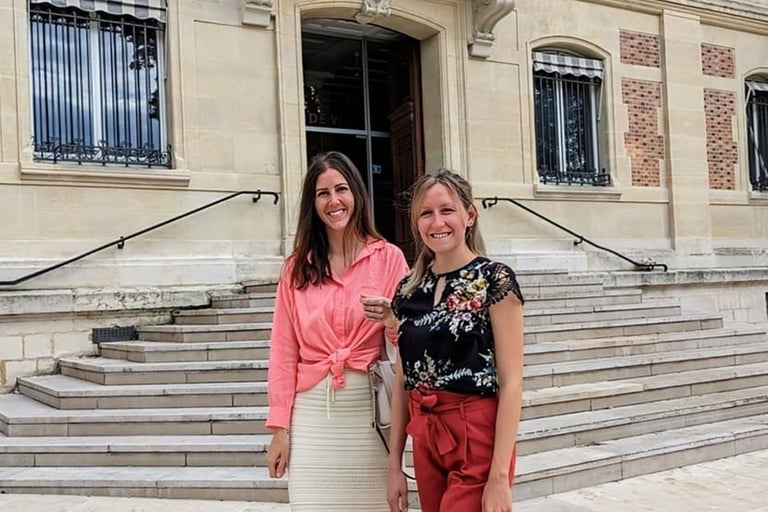 Victoria Ricard et Charlotte Goutard devant la Mairie de Montrouge