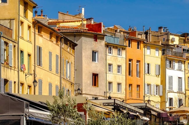 maisons de teinte orangée sous le beau temps à Aix en Provence