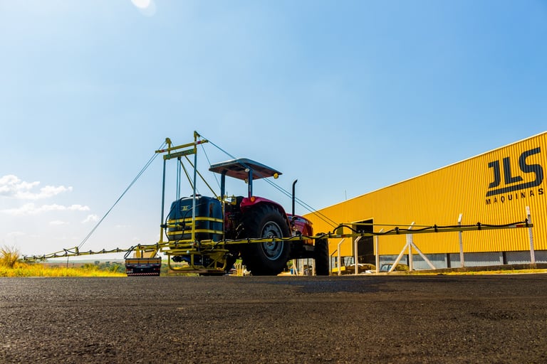 Pulverizador agrícola JLS Nadja 0.6k com a fábrica da JLS ao fundo