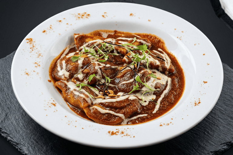 Pasta rellena mezzelune de cordero a la menta en Yukatan, Victoria