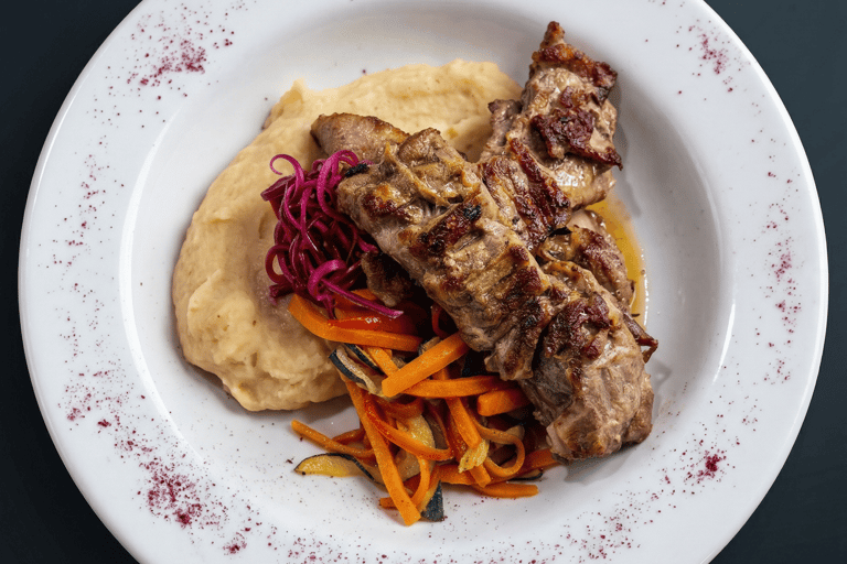 Ribs de Cordero Victoriense con puré de piñones y verduras salteadas en Yukatan, Victoria