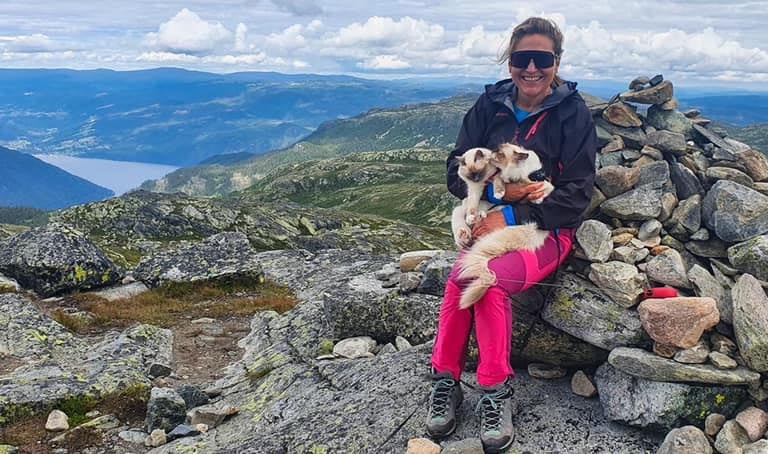 Åse på fjelltur med to hellig birma katter