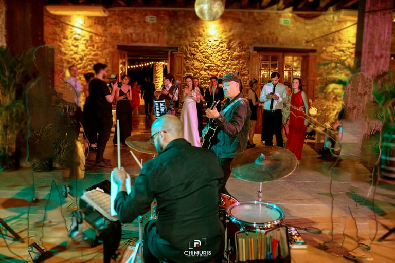 la banda tocando en vivo