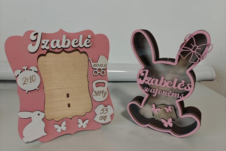 Medinis remelis nuotraukai su dekoracijomis ir taupykle su vaiko vardu