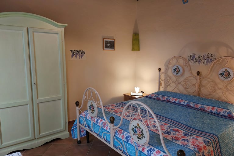Interno di una camera dell’agriturismo Agrisole dove dormire bene vicino Olbia