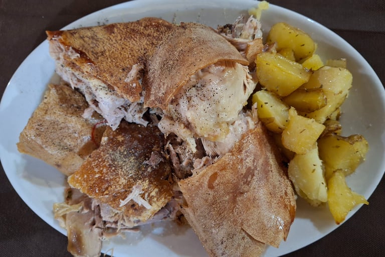 Piatto di Porceddu con patate al forno