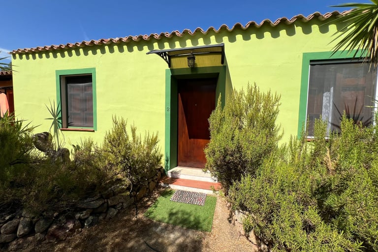 Exterior de la habitación Verde, rodeada de naturaleza en la campiña de Cerdeña