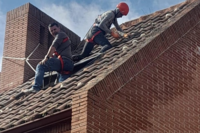 Sustitución de tejas dañadas Lars Imperm Madrid Sur