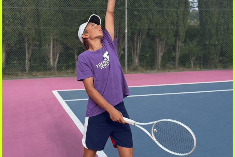 Grégoire Denis service puissant sur court de tennis