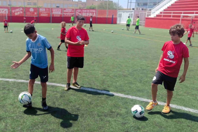 Niños participando en un taller en un cumpleaños de fútbol