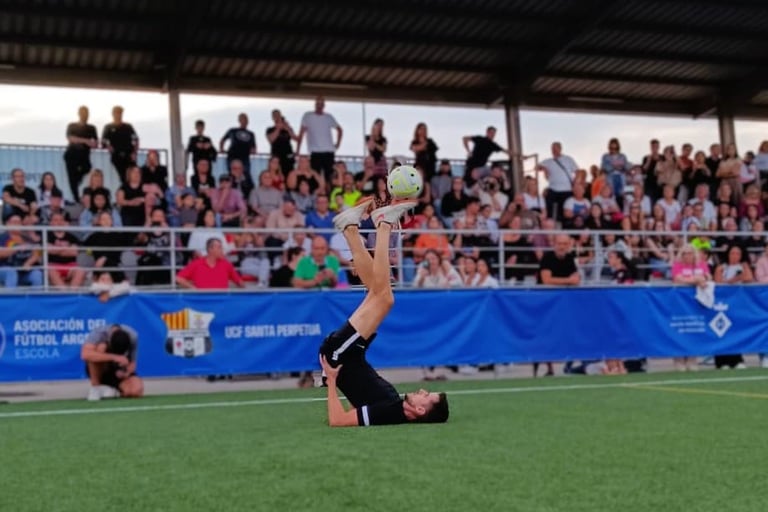 Malabarista de freestyle fútbol realizando un show durante una presentación deportiva