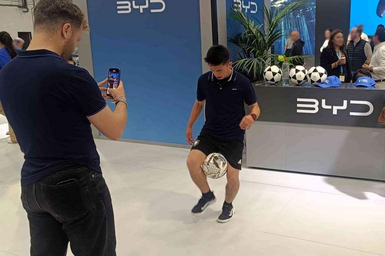 Freestyler de fútbol realizando un show con público en un congreso de Barcelona